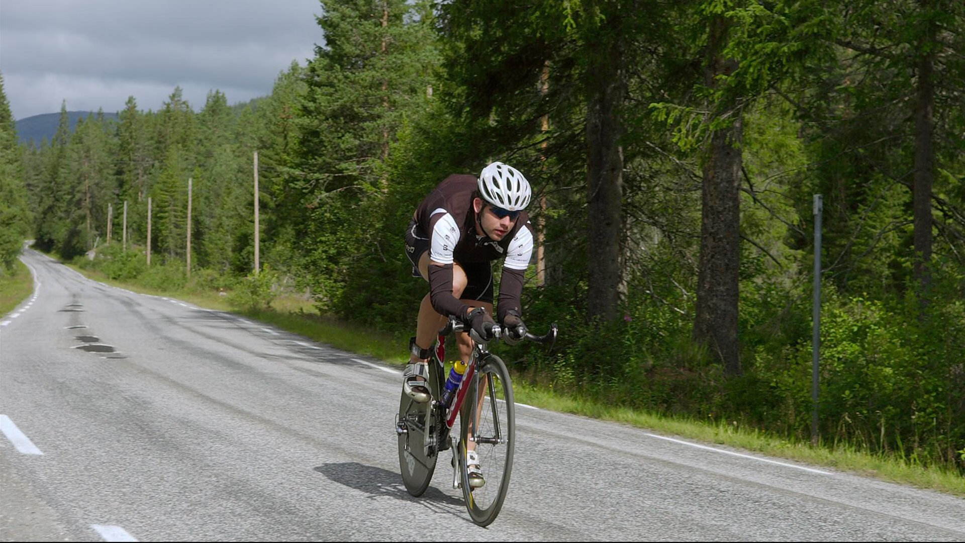体育赛事直播-当圣西罗的喧嚣沉寂时，卡瓦哈尔在酋长球场画下了唯一性